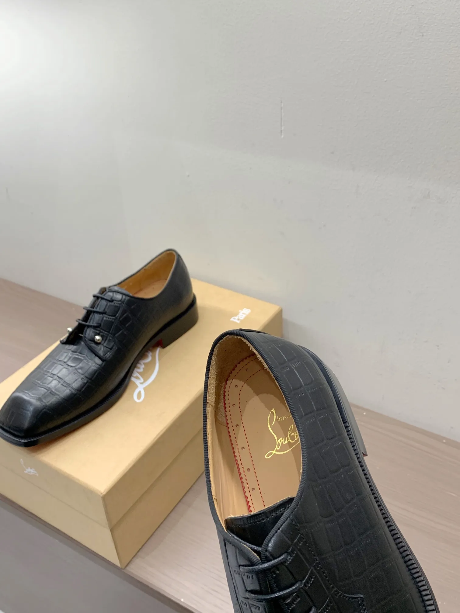 [CL red sole shoes] Top P: 1020💰 Size 39-44 (38.45.46 custom-made, non-returnable) Christian Louboutin men's classic Oxford shoes, men's business formal leather shoes💫Original molding, 1:1 replica, specially made for nobles. The unique shoe shape is unique and 100% comfortable! The whole shoe is made of imported Italian cowhide material, carefully selected, with fine pores and rich luster. Cow leather lining, soft and comfortable, sweat-absorbent and breathable. Genuine leather outsole, non-slip and wear-resistant, full of texture, elegant and luxurious overall, integrating comfort, formality and luxury! The Rolls Royce of shoes!
